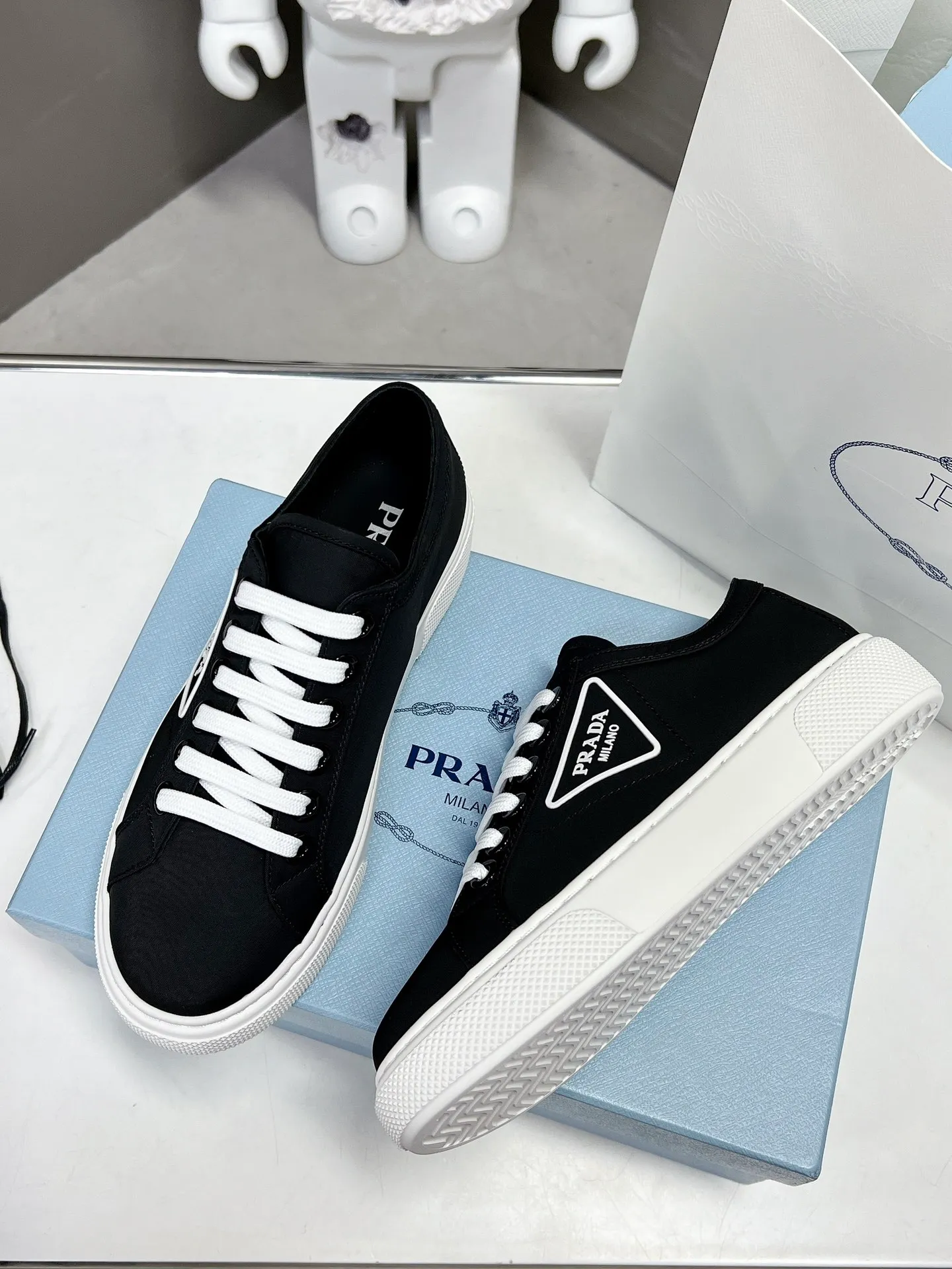 👟👟Ex-factory price 420👟👟 Purchasing level ⚡2023S launches Prada’s latest catwalk shoes, dad shoe series ͏ 💥PRADA's early spring catwalk model👠The fresh breeze has a bit of an expensive feel, and the upper is very perfect💃Elegant and elegant, crystal clear, no matter the quality of the accessories, they are all customized one-to-one, zero distance from the original version 1⃣Upper: imported waterproof twill + epoxy injection molding process 2⃣Inner: waterproof twill 3⃣Outsole: Original one-to-one molded rubber foam outsole 4⃣🔺Original packaging Heel height 4cm 5⃣Number of codes: 35-40, 41 non-returnable